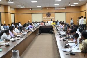 palakmantri-1-300x200 खेळाडूंना उत्तम सोयी सुविधा पुरविण्याबरोबरच संकुलाच्या उत्पन्न वाढीसाठी प्रयत्न करावेत