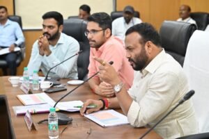 palakmantri-2-300x200 खेळाडूंना उत्तम सोयी सुविधा पुरविण्याबरोबरच संकुलाच्या उत्पन्न वाढीसाठी प्रयत्न करावेत
